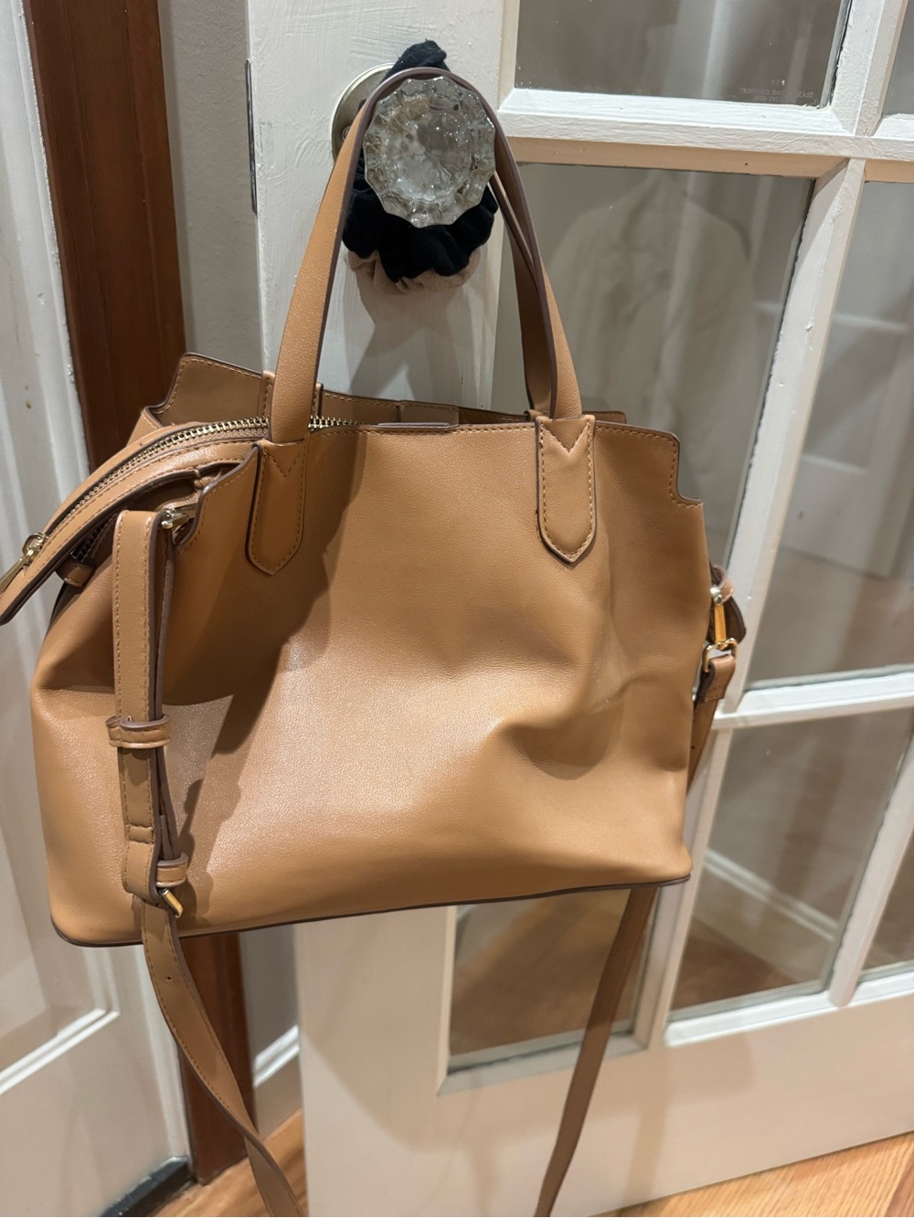Classic Tan Leather Shoulder Tote - Everyday Chic